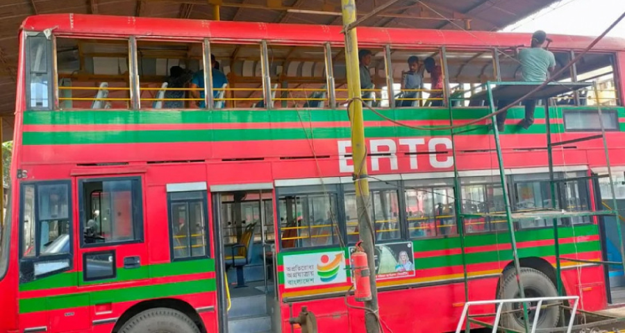 নারী ফুটবল দলের জন্য প্রস্তুত হচ্ছে ছাদখোলা বাস