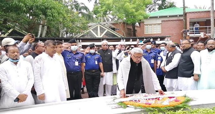 টুঙ্গিপাডায় বঙ্গবন্ধুর সমাধিতে ডেপুটি স্পিকারের শ্রদ্ধা