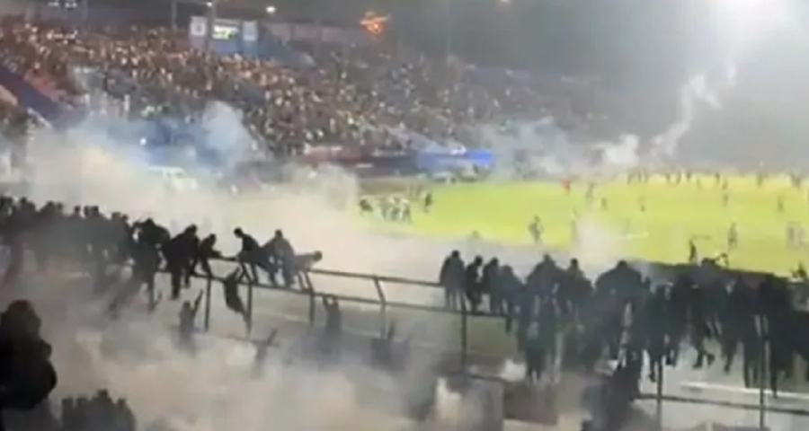 ইন্দোনেশিয়ায় ফুটবল স্টেডিয়ামে প্রাণঘাতী সংঘর্ষ, পদদলিত হয়ে নিহত ১৫৩