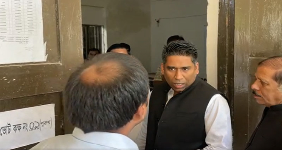 ভোটকেন্দ্র ও বুথের মধ্যে মেয়রের ফেসবুক লাইভ, ইউএনও’র সঙ্গে বাকবিতণ্ডা