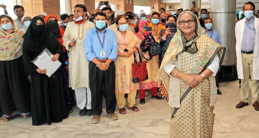 ১০ টাকায় টিকিট কেটে চিকিৎসা সেবা নিলেন প্রধানমন্ত্রী