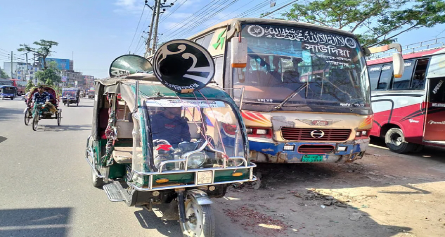 ইজিবাইক বন্ধের দাবিতে বাস ধর্মঘটের মাইকিং ইজিবাইকেই !