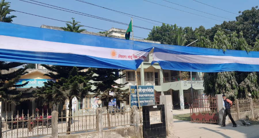 সরিষাবাড়ীতে আর্জেন্টিনার পতাকা ছিড়ে ফেলায় থানায় অভিযোগ