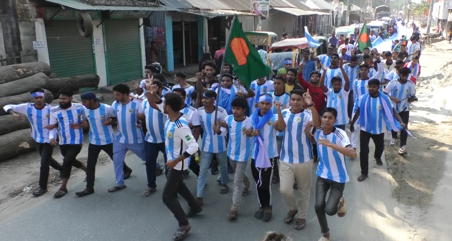 সরিষাবাড়ীতে আর্জেন্টিনার ১ হাজার ৬০ ফুট দীর্ঘ পতাকা নিয়ে সমর্থকদের মিছিল