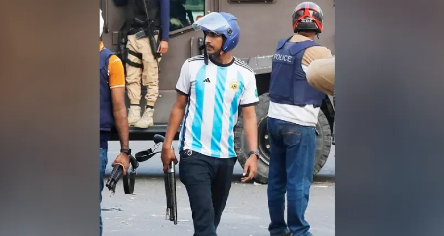 অস্ত্র হাতে আর্জেন্টিনার জার্সি পরিহিত ব্যক্তির খোঁজ নিচ্ছে পুলিশ