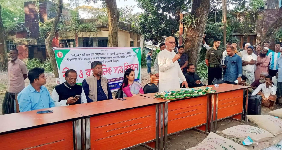 মদনে ক্ষুদ্র ও প্রান্তিক কৃষকের মাঝে বিনামূল্যে বীজ ধান ও সার বিতরণ