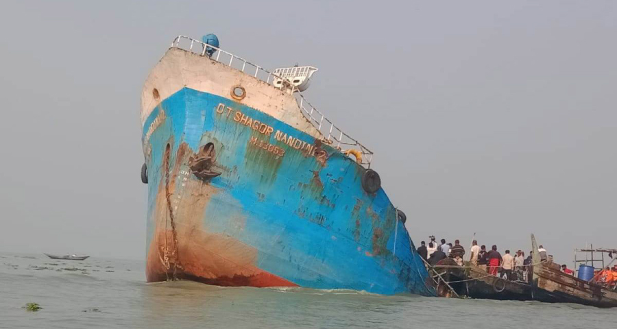 মেঘনায় জ্বালানি তেল নিয়ে ডুবল জাহাজ