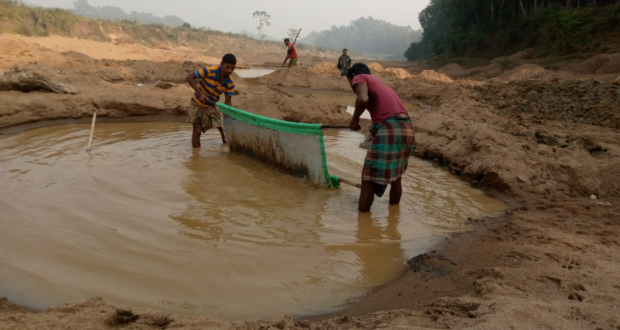 নদী থেকে নুড়ি পাথর তুলে জীবিকা নির্বাহ