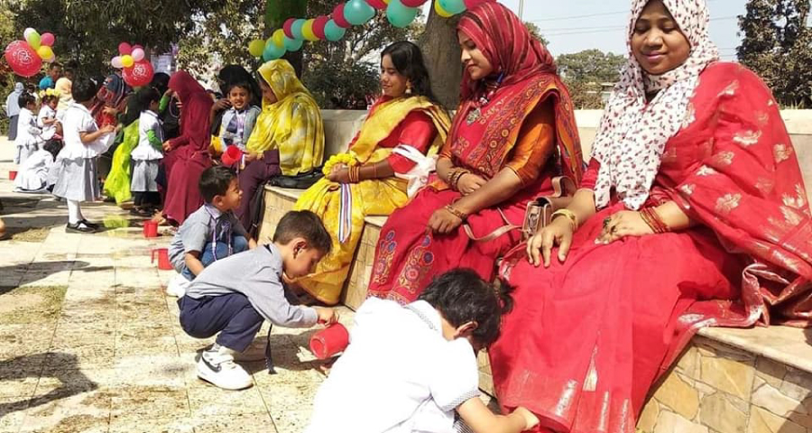 ভালোবাসা দিবসে মায়ের পা ধুয়ে সম্মান জানাল শিশুরা