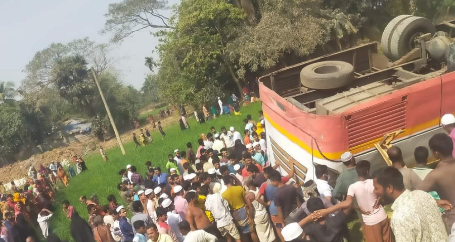 দুর্গাপুরে পিকনিকের বাস উল্টে মাদ্রাসা শিক্ষার্থী নিহত, আহত ৩০