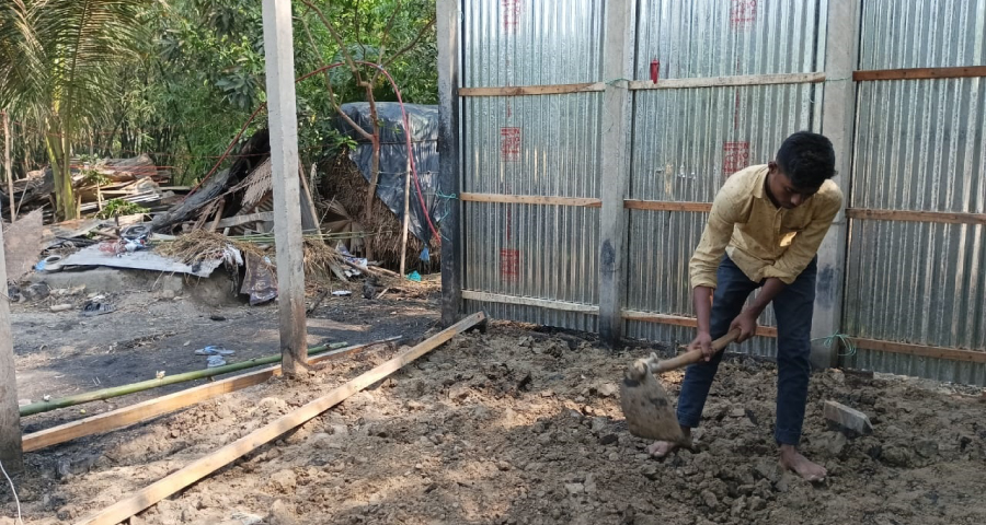 আগুনে পুড়ে ছাই কৃষকের ঘর, পাশে দাঁড়ালেন তাসরিফ