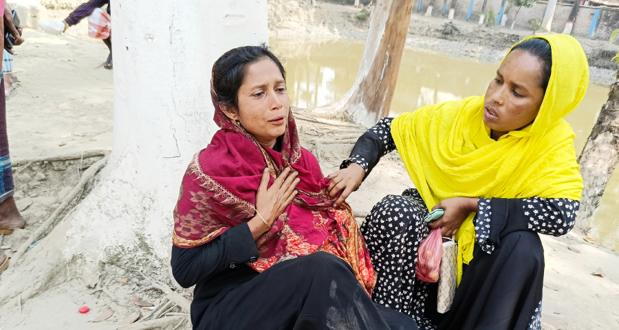 ছেলেমেয়ের কাছে বেড়াতে যাওয়ার পথে পুড়ে অঙ্গার