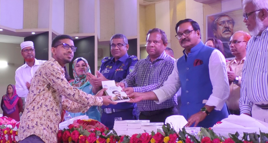 জামালপুরে শিক্ষা বৃত্তি, চিকিৎসা সরঞ্জাম, সেলাই মেশিন বিতরণ