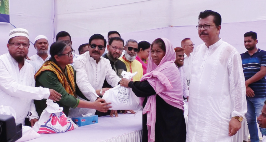 জামালপুরে প্রধানমন্ত্রীর পক্ষ থেকে ঈদ উপহার বিতরণ