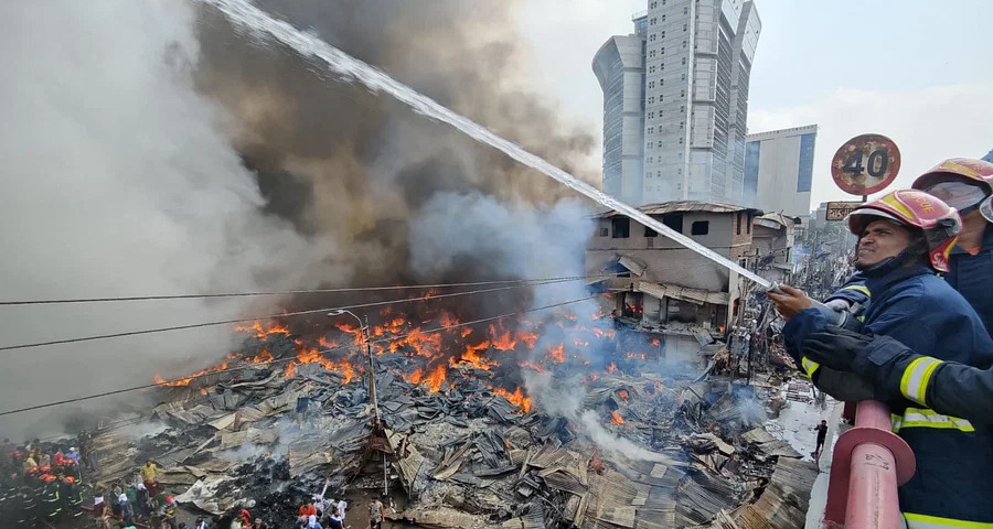 বঙ্গবাজারে পুলিশ ও ফায়ার সার্ভিসের কর্মীদের ওপর হামলায় গ্রেপ্তার ৩