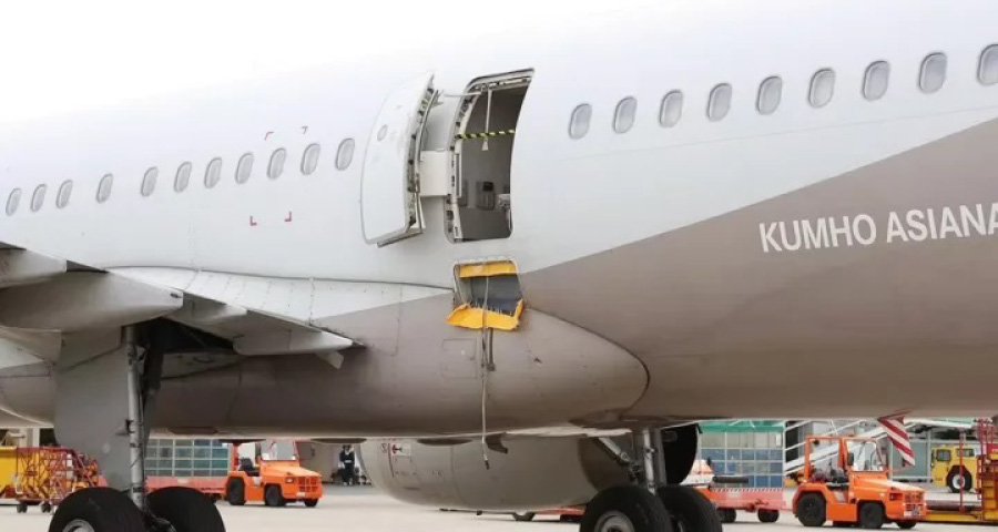 চলন্ত উড়োজাহাজের দরজা খুললেন যুবক, যাত্রীরা অজ্ঞান