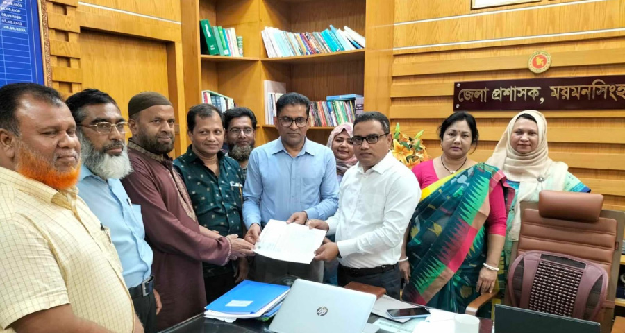 ময়মনসিংহে ৫ দফা দাবিতে স্মারকলিপি দিলেন প্রাথমিক বিদ্যালয়ের শিক্ষকরা