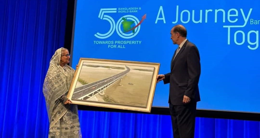 বিশ্বব্যাংক প্রেসিডেন্টকে পদ্মা সেতুর বাঁধাই করা ছবি উপহার দিয়েছেন প্রধানমন্ত্রী শেখ হাসিনা
