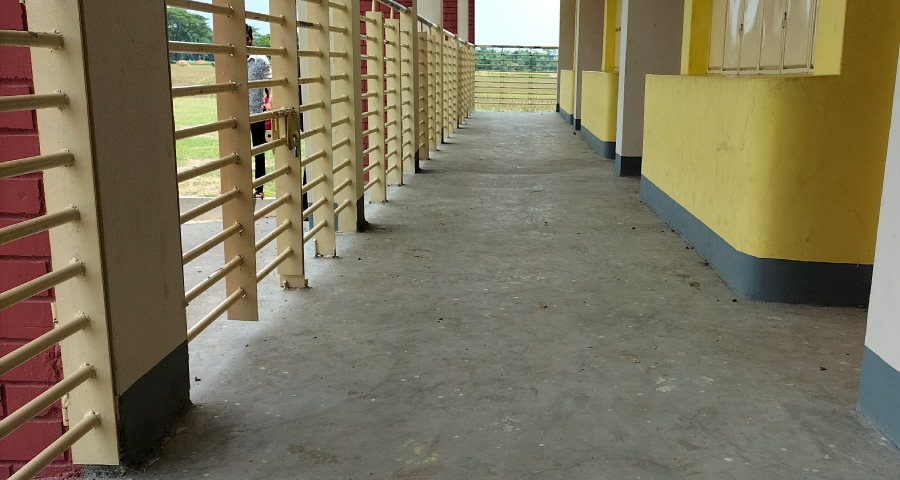 হস্তান্তরের আগেই বিদ্যালয়ের নবনির্মিত ভবনে ফাটল