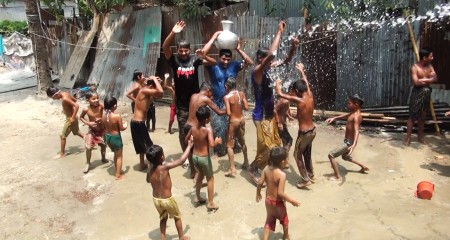 জামালপুরে পানি ছিটিয়ে নেচে গেয়ে বৃষ্টির প্রত্যাশা