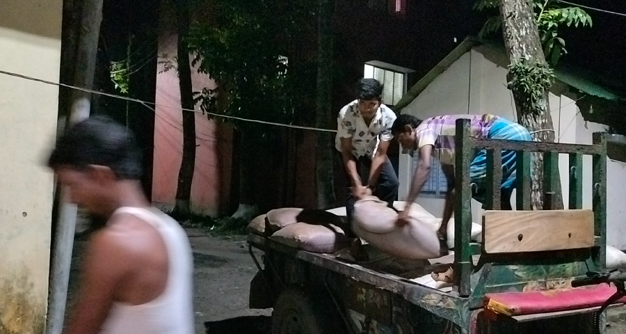 বালুর ঢিবির নিচ থেকে অবৈধ ২৬ শত কেজি চিনি উদ্ধার