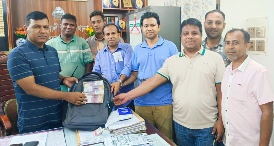 হারিয়ে যাওয়া ৪ লাখ টাকা মালিককে ফিরিয়ে দিলো পুলিশ