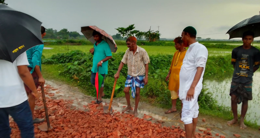 কাঁচা সড়ক সংস্কারে গ্রামবাসীর মুখে হাসি