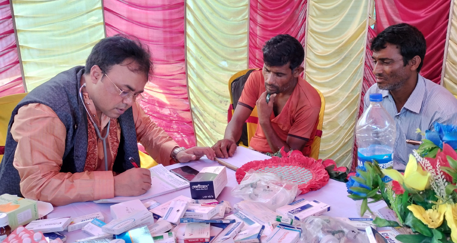 বিনামূল্যে চিকিৎসা ও ওষুধ পেয়ে খুশি দরিদ্র রোগীরা