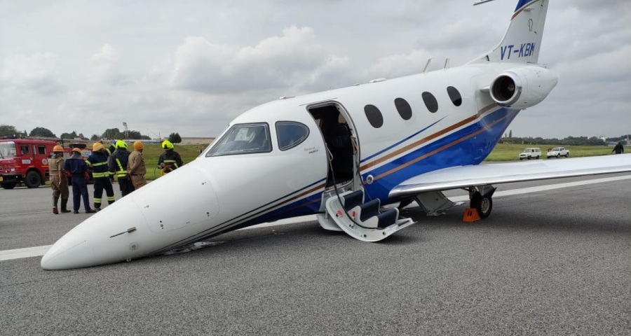 নামার মুহূর্তে রানওয়েতে পিছলে গেল বিমান