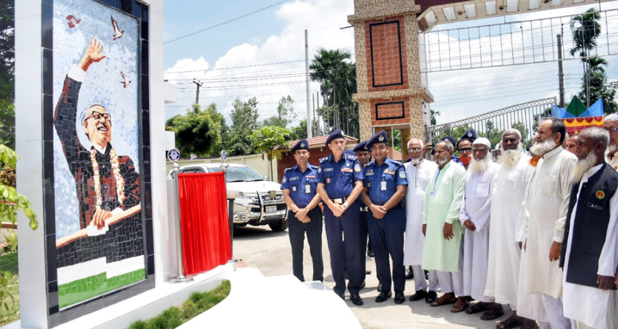 শেরপুর পুলিশ লাইন্সে বঙ্গবন্ধু’র ম্যুরাল ‘অবিনশ্বর পিতা’র উদ্বোধন