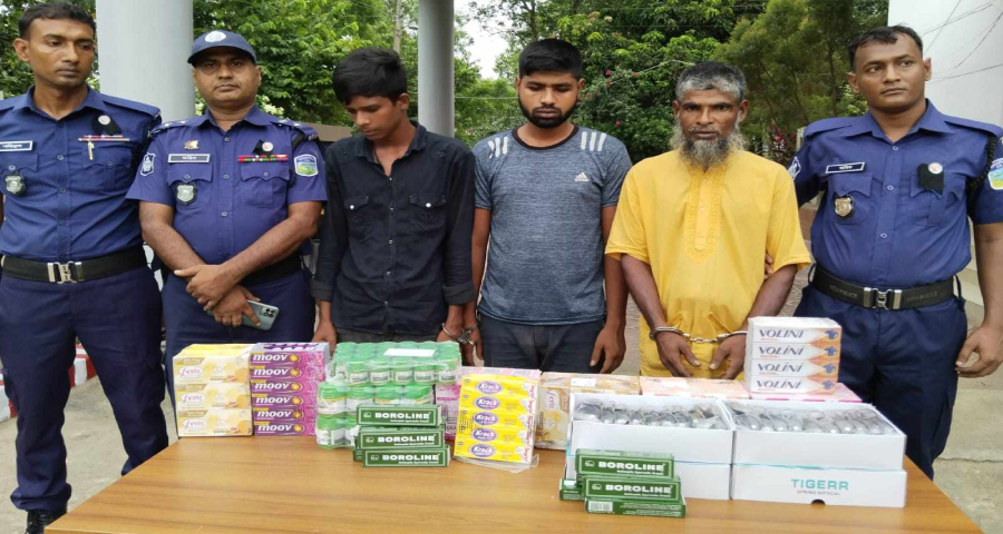 ঝিনাইগাতীতে সাড়ে চার লাখ টাকার ভারতীয় প্রসাধনী উদ্ধার : গ্রেফতার ৩