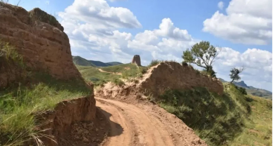 চীনের গ্রেট ওয়াল কেটে রাস্তা বানালেন শ্রমিকরা