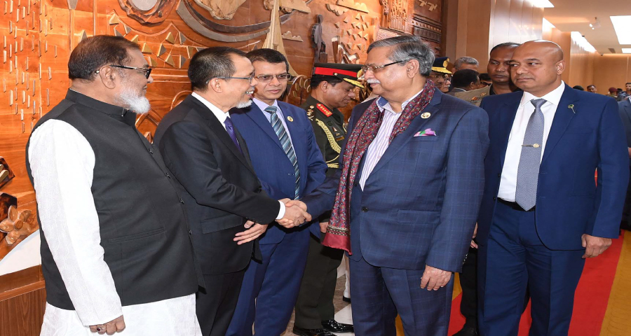 আসিয়ান সম্মেলনে যোগ দিতে ইন্দোনেশিয়ার পথে রাষ্ট্রপতি