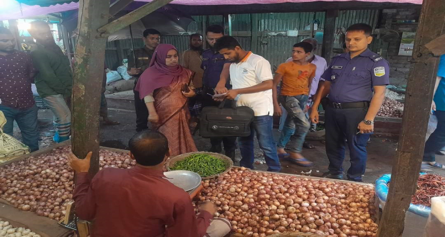 আলু ও ডিমের দাম বেশি রাখায় তিন ব্যবসায়ীর দণ্ড