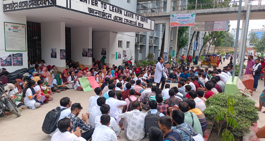 ১৫ দিনের আল্টিমেটাম দিয়ে কাজে যোগ দিচ্ছেন ইন্টার্ন চিকিৎসকরা
