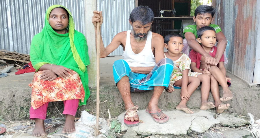 অভাব ঘোচাতে গিয়ে রজব এখন সংসারের বোঝা