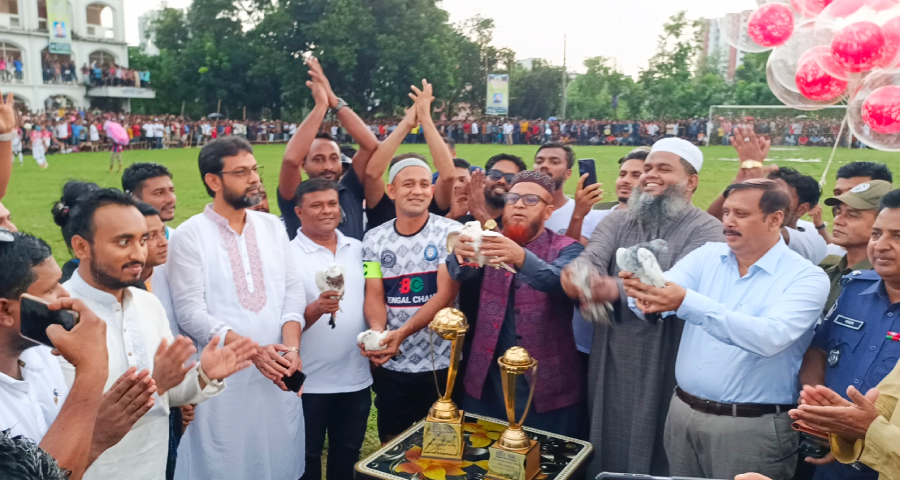 ভালুকায় ব্যারিস্টার সুমনের খেলা দেখতে মানুষের ঢল