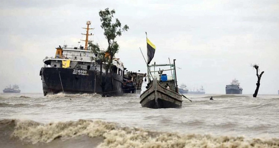 উপকূলে ঝড়ের শঙ্কা, সমুদ্রবন্দরে তিন নম্বর সতর্কসংকেত