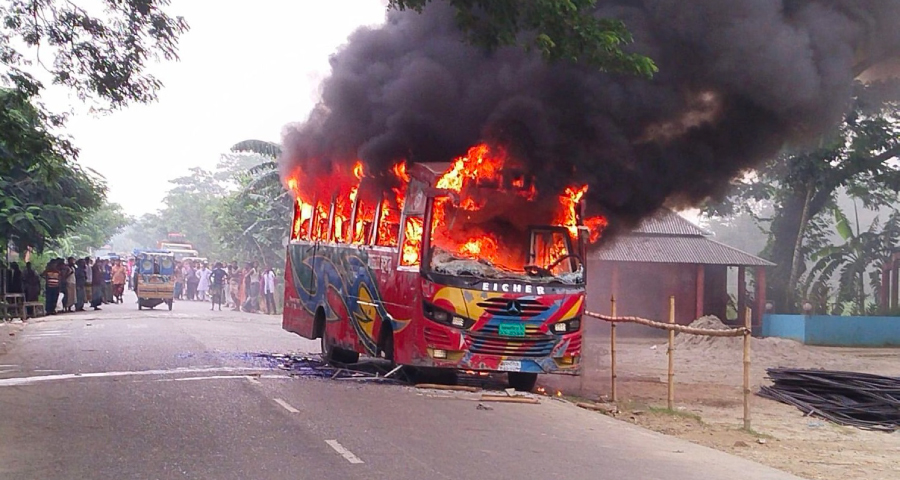 সড়ক দুর্ঘটনায় তরুণীর মৃত্যুতে বাসে আগুন দিল ক্ষুব্ধ জনতা