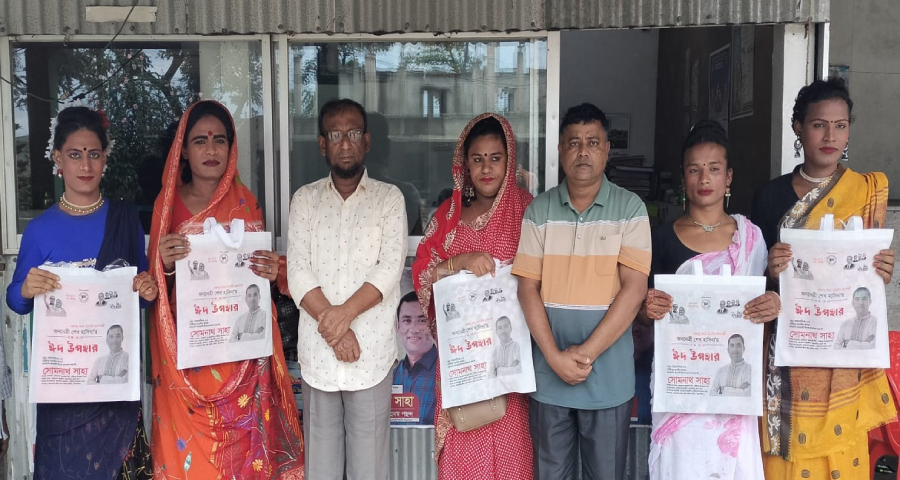 নতুন শাড়ি উপহার পেল তৃতীয় লিঙ্গের সদস্যরা