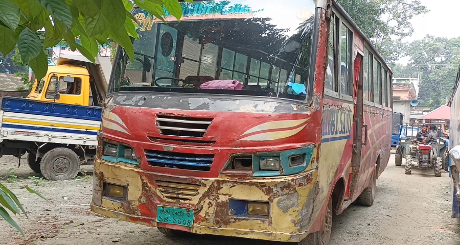 ৪ বছর আগে অনুমতি হারানো ঘাতক বাসটি দিব্যি চলছিল মহাসড়কে