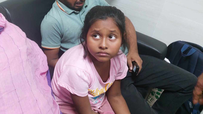 ‘বাবার কাছে যাব, বাবার কাছে যাব’ বলে কাঁদছে তানহা