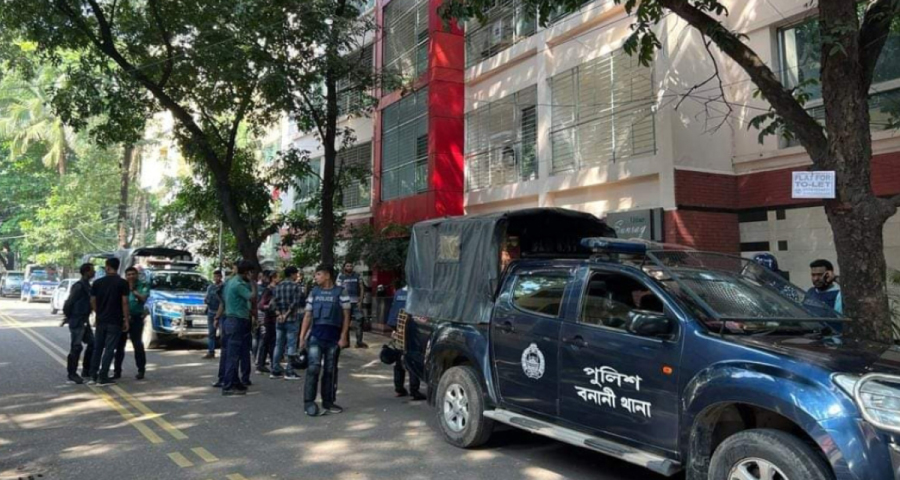বিএনপি নেতা আমীর খসরুর বাসার নিচে আইনশৃঙ্খলা রক্ষাকারী বাহিনী