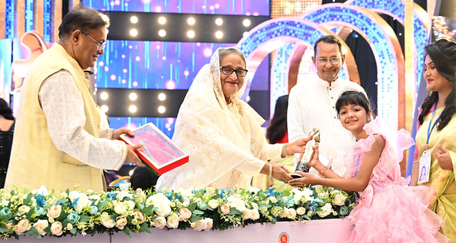 জাতীয় চলচ্চিত্র পুরস্কার তুলে দিলেন প্রধানমন্ত্রী