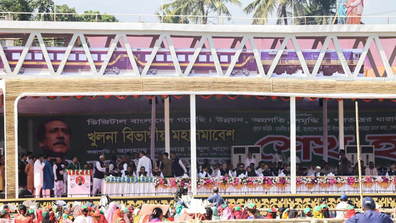 প্রধানমন্ত্রী খুলনায় পৌঁছেছেন, আ.লীগের মহাসমাবেশ শুরু