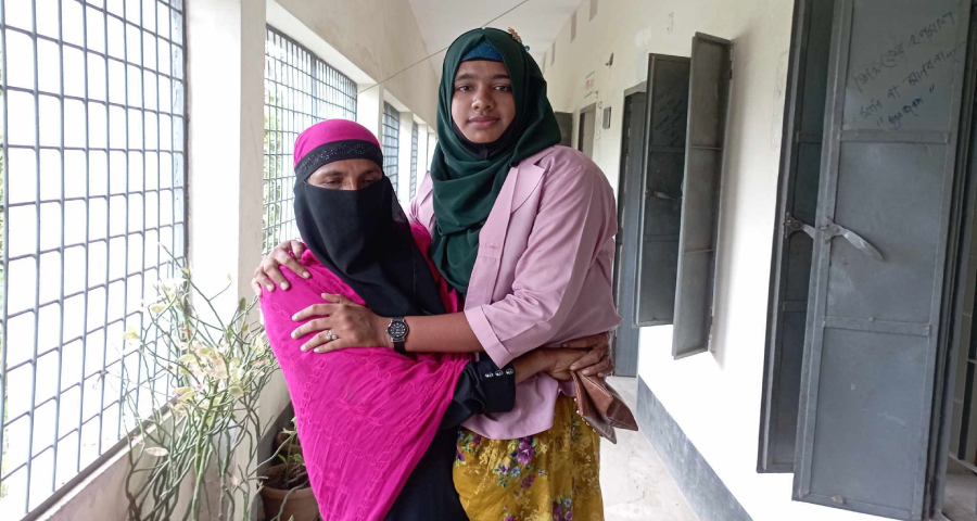 মায়ের কোলে করে এখন অনার্সে হাঁটছেন সনিয়া: জীবন জয়ের পথে নেই দুটি পা