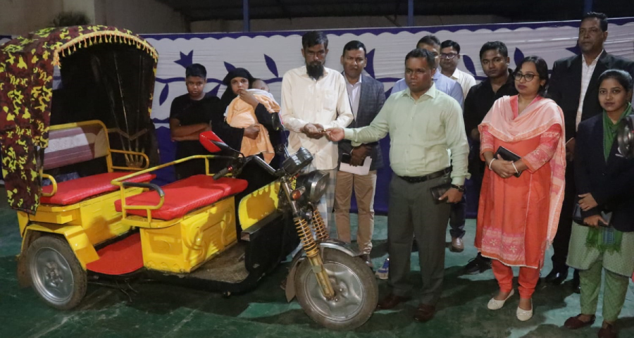 ময়মনসিংহে অসহায় লতিফকে অটোরিকশা দিলেন এসপি