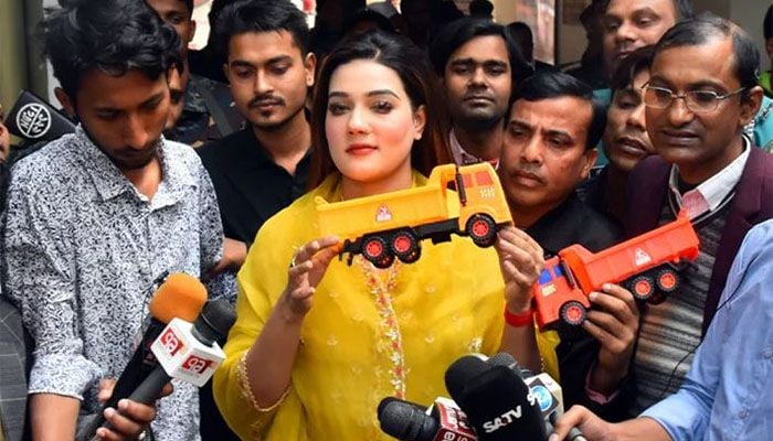 ট্রাক নিয়ে ৭ জনের বিরুদ্ধে লড়বেন মাহি