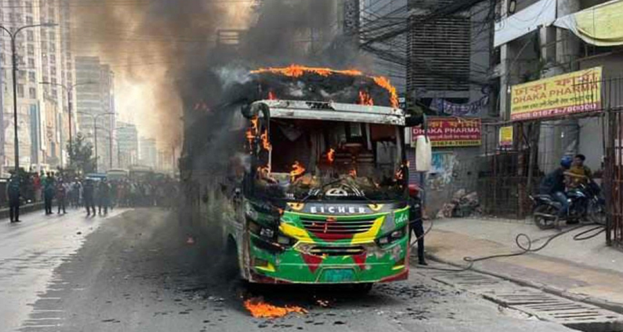 ঢাকার জুরাইনে দিনদুপুরে বাসে আগুন