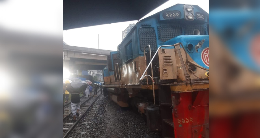 তেজগাঁওয়ে ক্রেনের ধাক্কায় ট্রেন লাইনচ্যুত, ঢাকার সঙ্গে যোগাযোগ বন্ধ